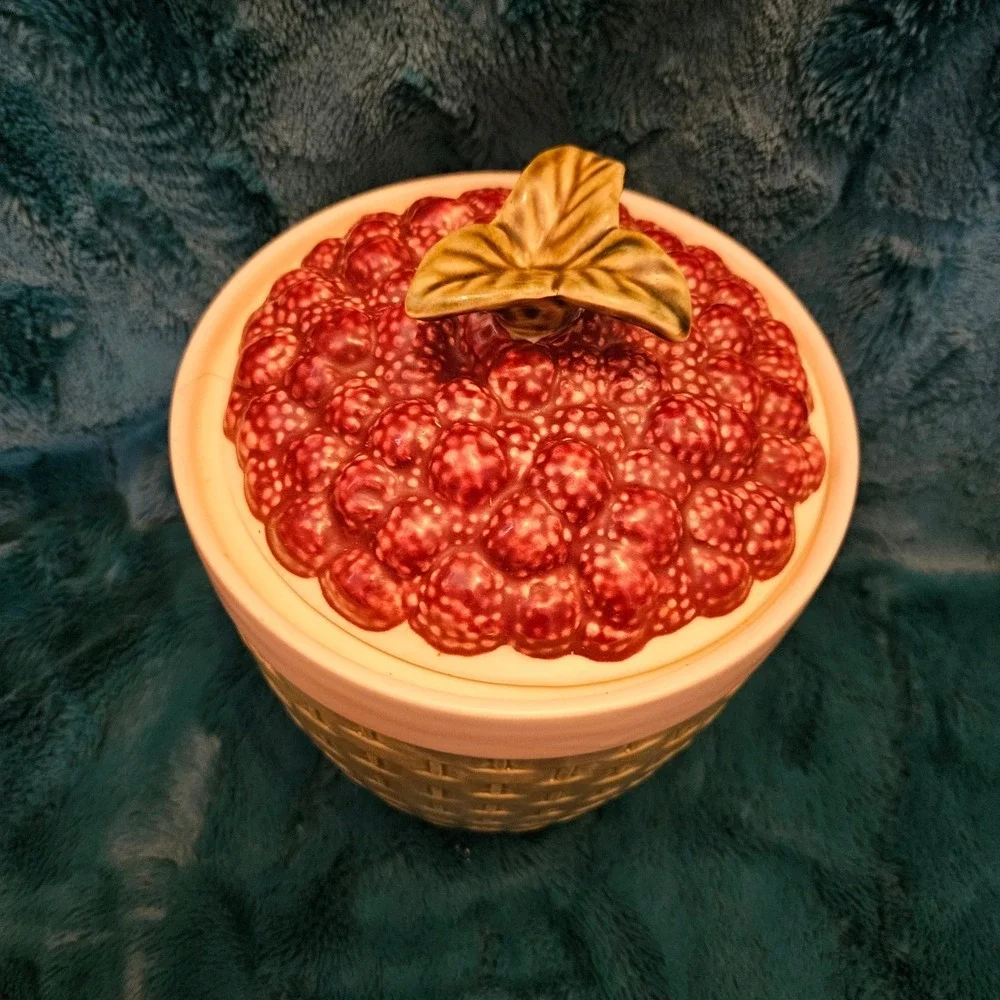 Vintage Pfaltzgraff Jamberry Raspberry Canister – 2nd Largest Size with‎ Lid